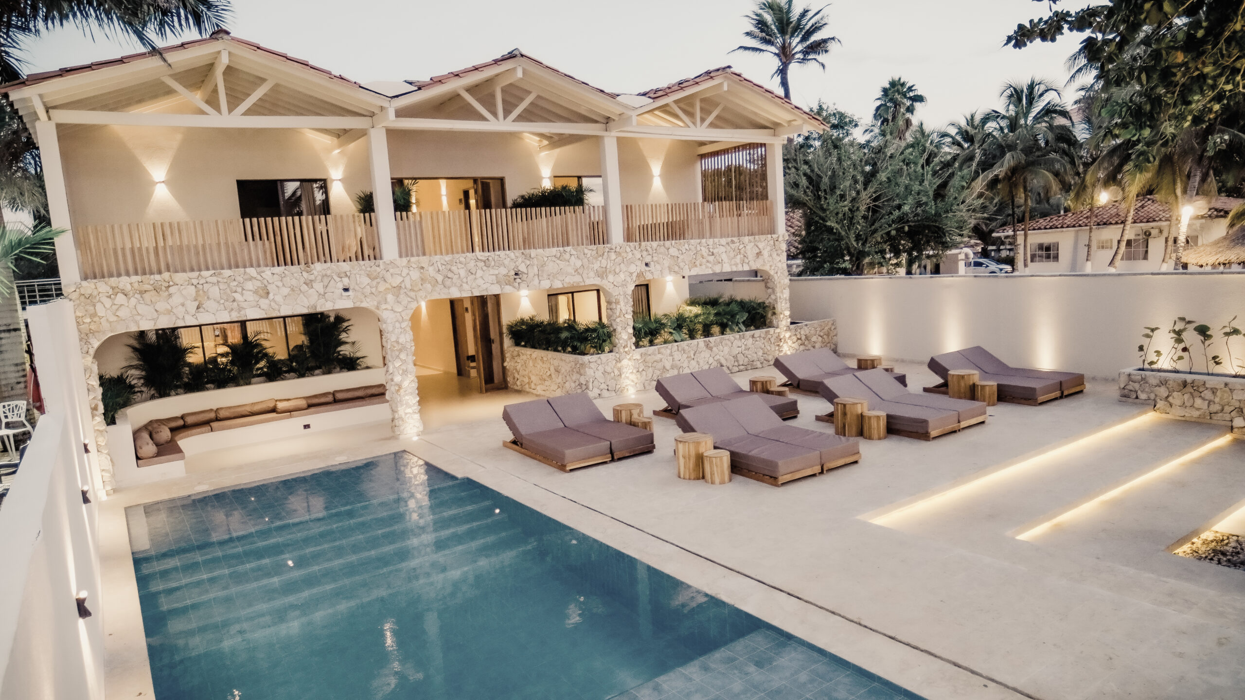 Solarium y piscina en frente del mar - Talam House Hotel - Bernalo Collection